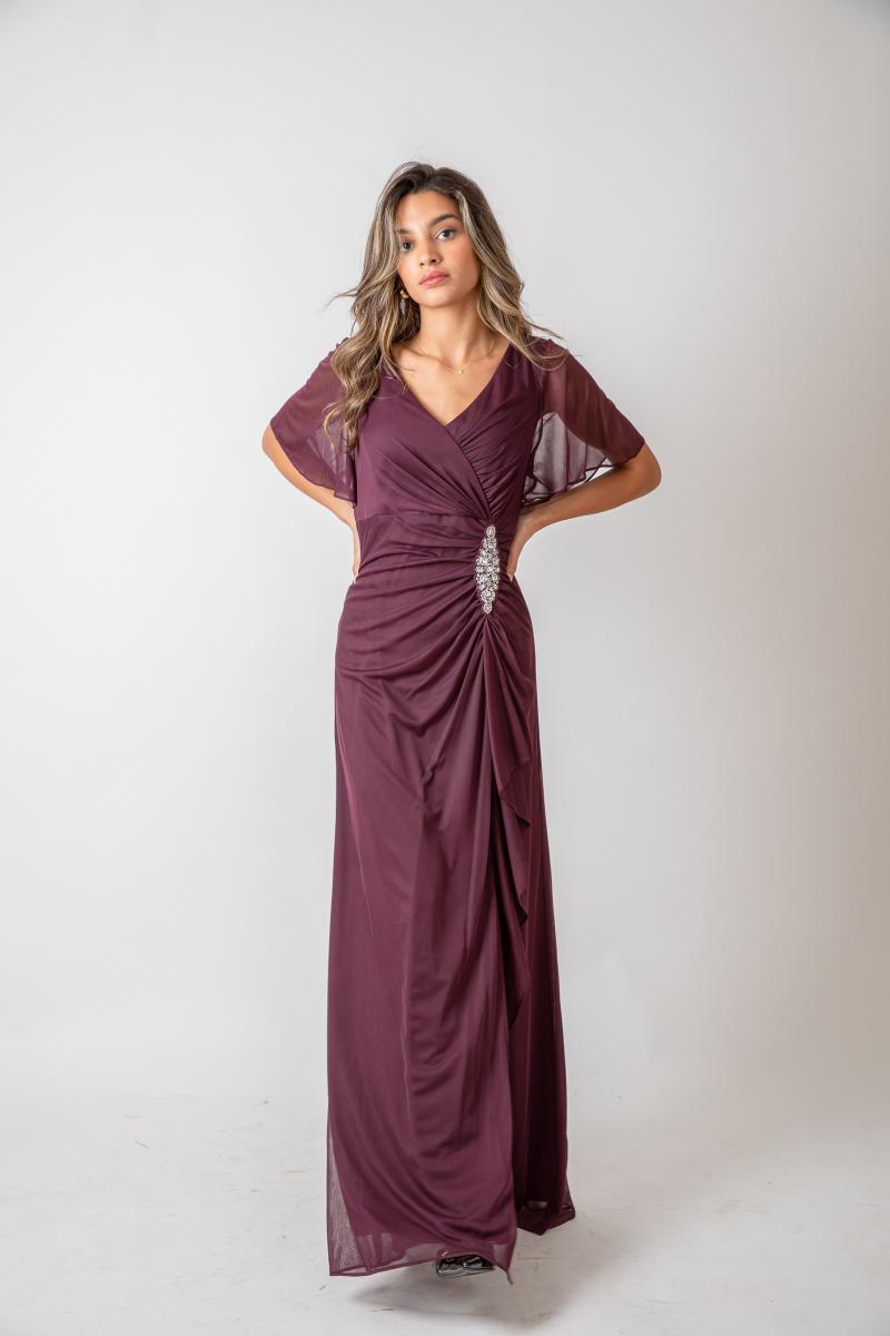 שמלת מקסי מבד נשפך, בגזרה מחטבת עם שרוולי פרפר בורדו