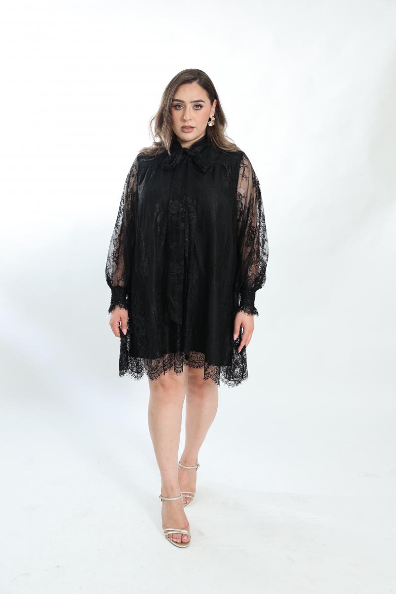 שמלת תחרה שחורה עם סרט